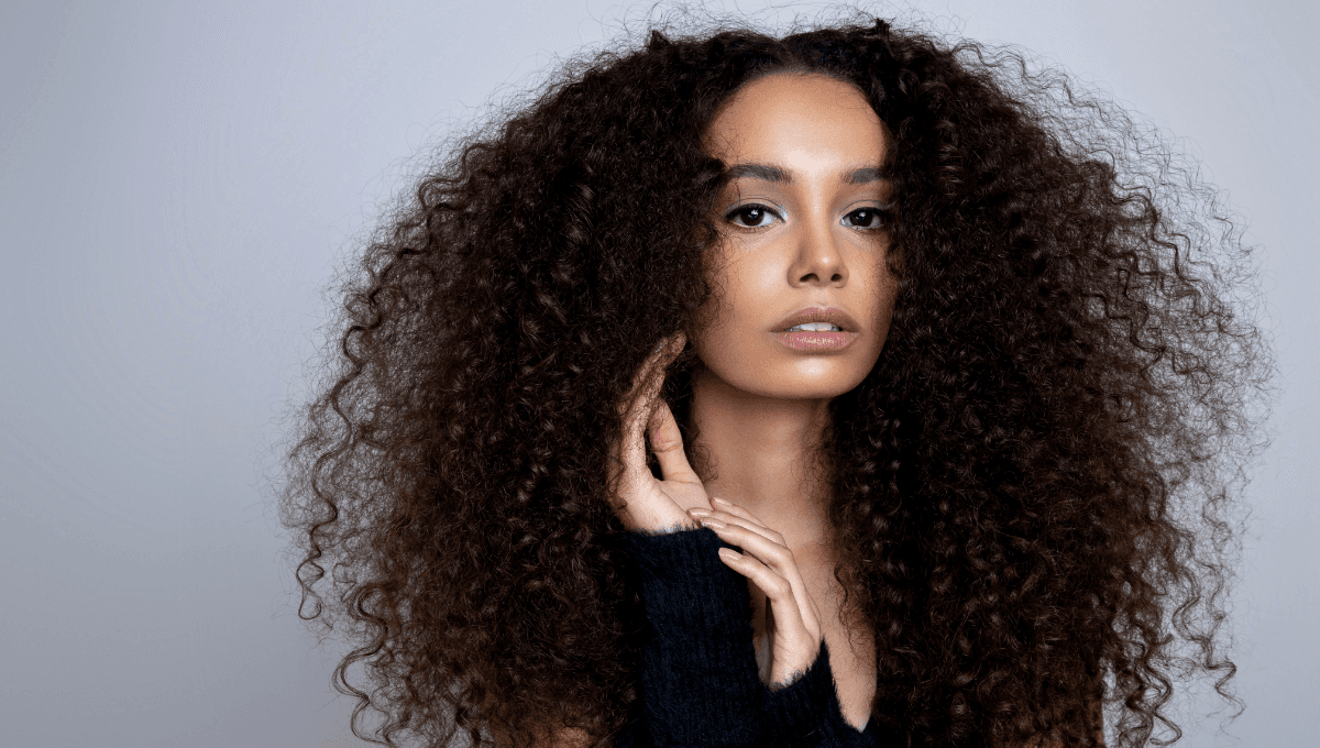 ¿Mucho frizz? Peinados para cabello rizado que amarás