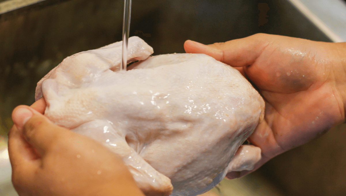 Esta es la razón por la que no se debe lavar el pollo antes de cocinarlo