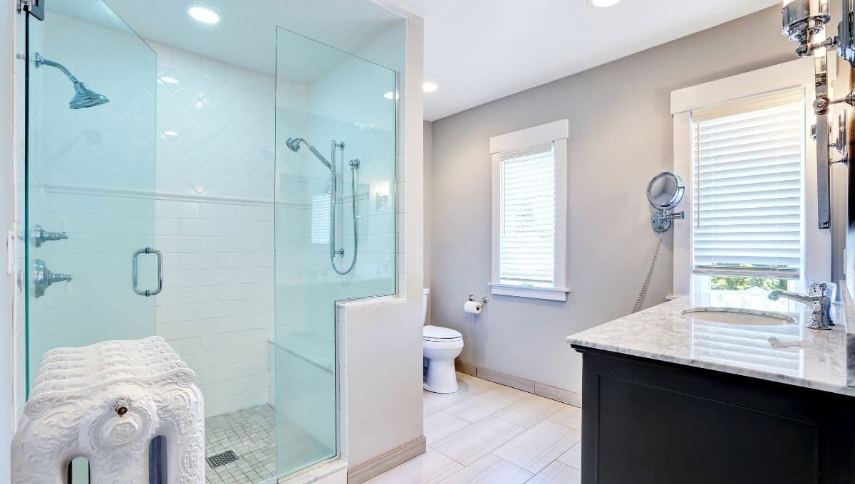 Realza el color de tu baño con estos trucos para quitar el sarro y pulir las paredes
