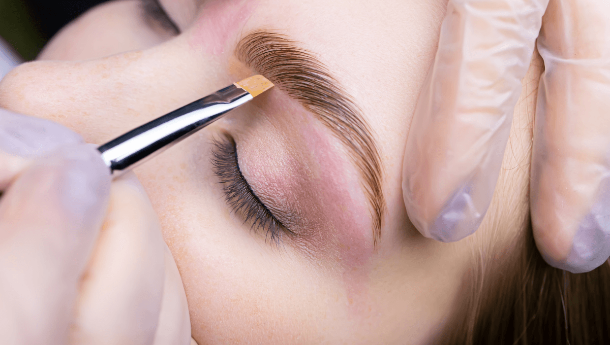 ¿Cómo aplicar henna en las cejas en casa?