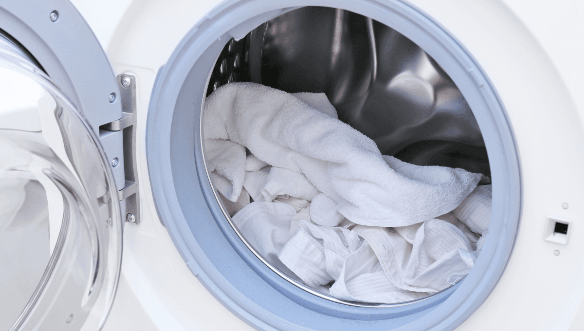 ¿Cómo lavar la ropa blanca para que no quede amarilla?