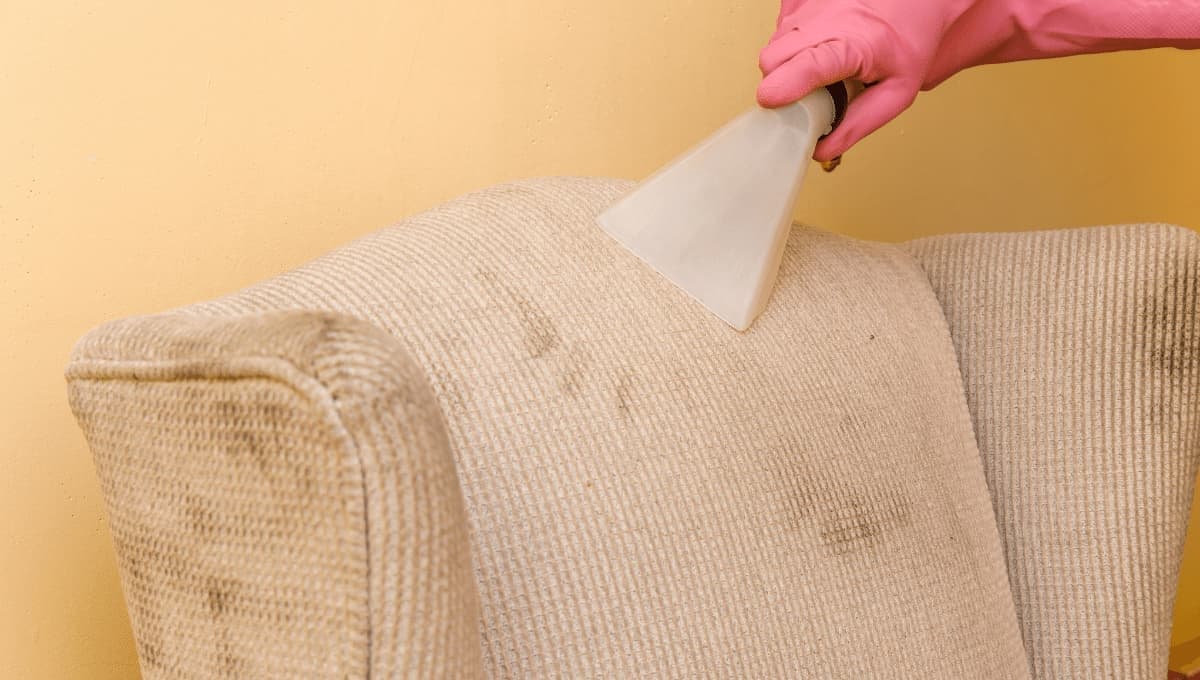 ¿Cómo limpiar un sillón de tela muy sucio?