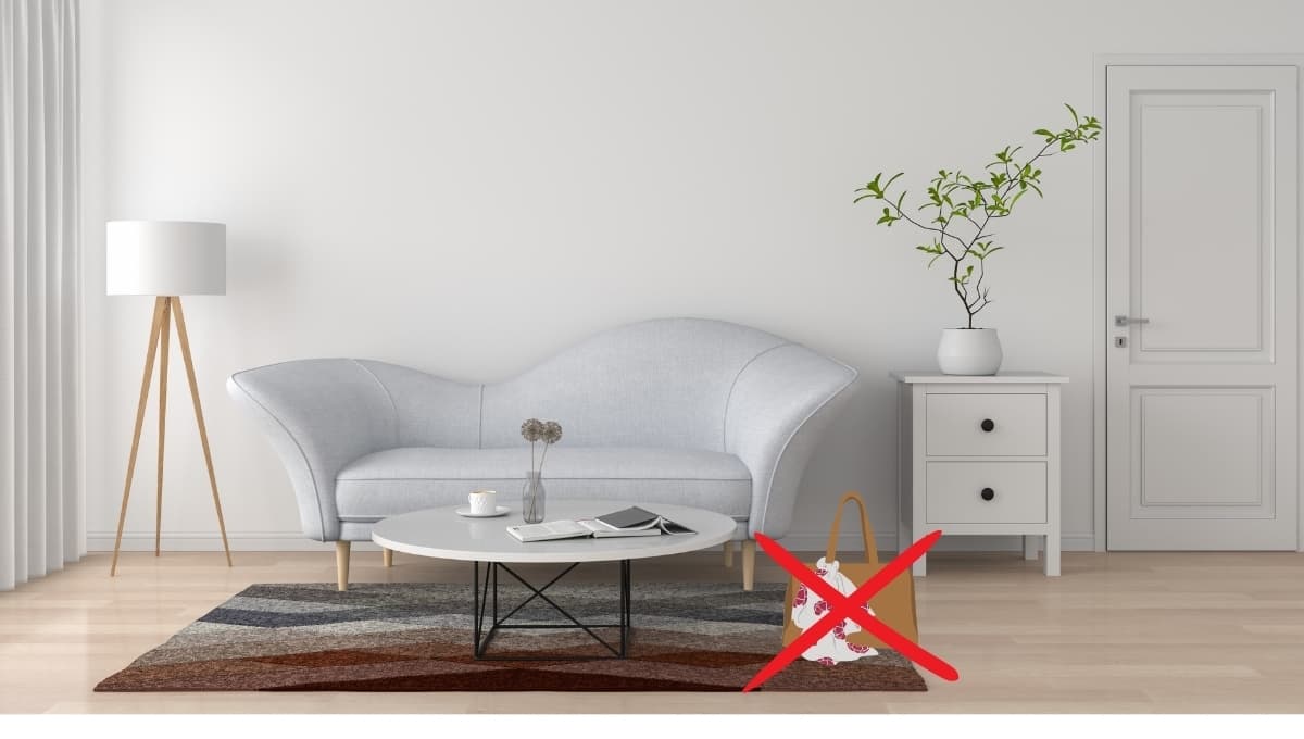 La razón por la que no debes poner tu bolsa en el suelo, según el Feng Shui