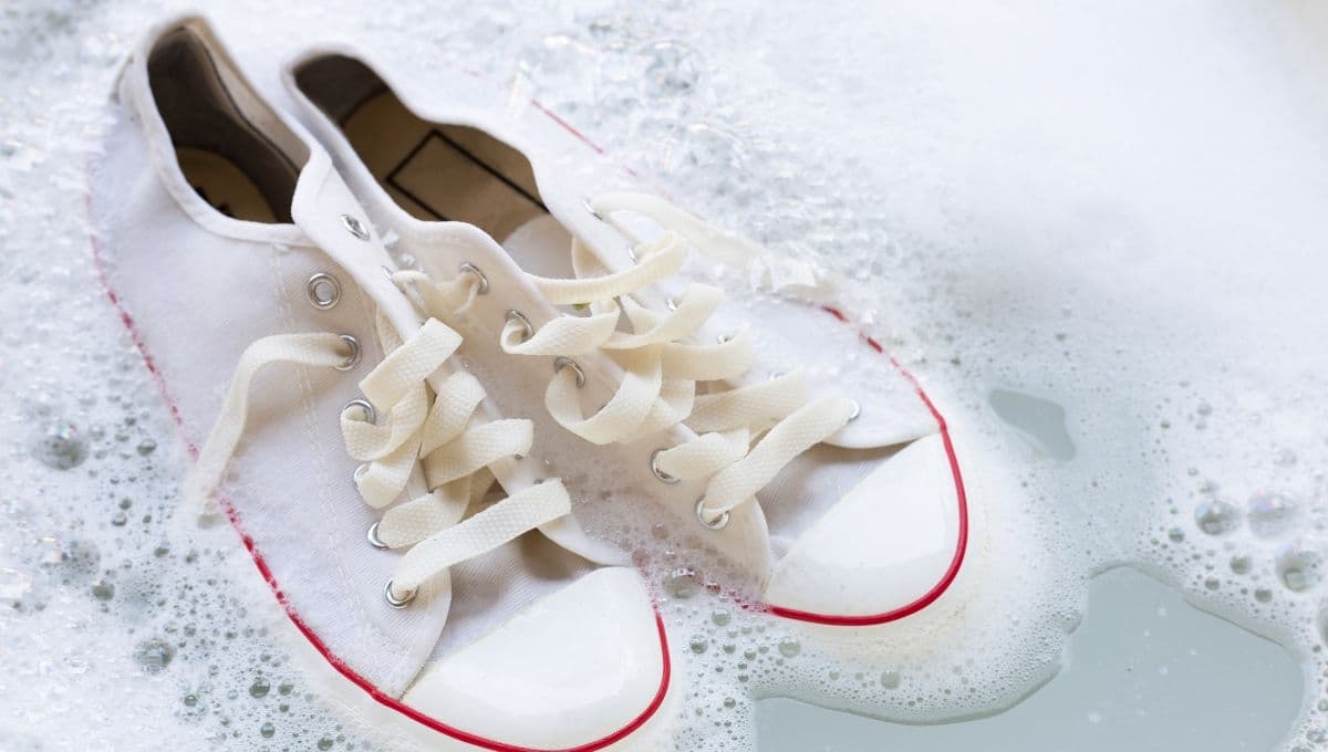 ¿Cómo lavar los tenis blancos para que queden bien blancos?