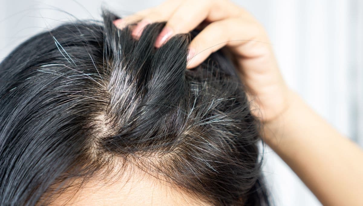 Prepara tu shampoo con vinagre y bicarbonato para oscurecer las canas