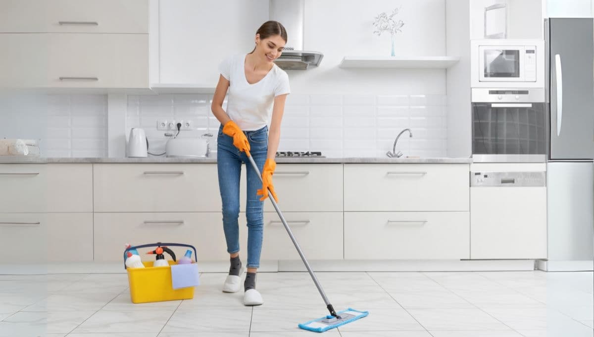 ¿Cómo limpiar el piso de tu cocina? La mezcla para que quede brillante
