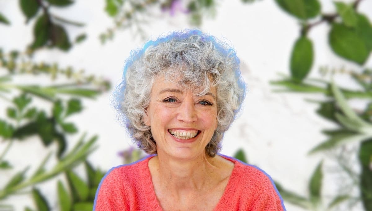 Deja atrás las canas con este tónico de hierbas que oscurece el cabello blanco