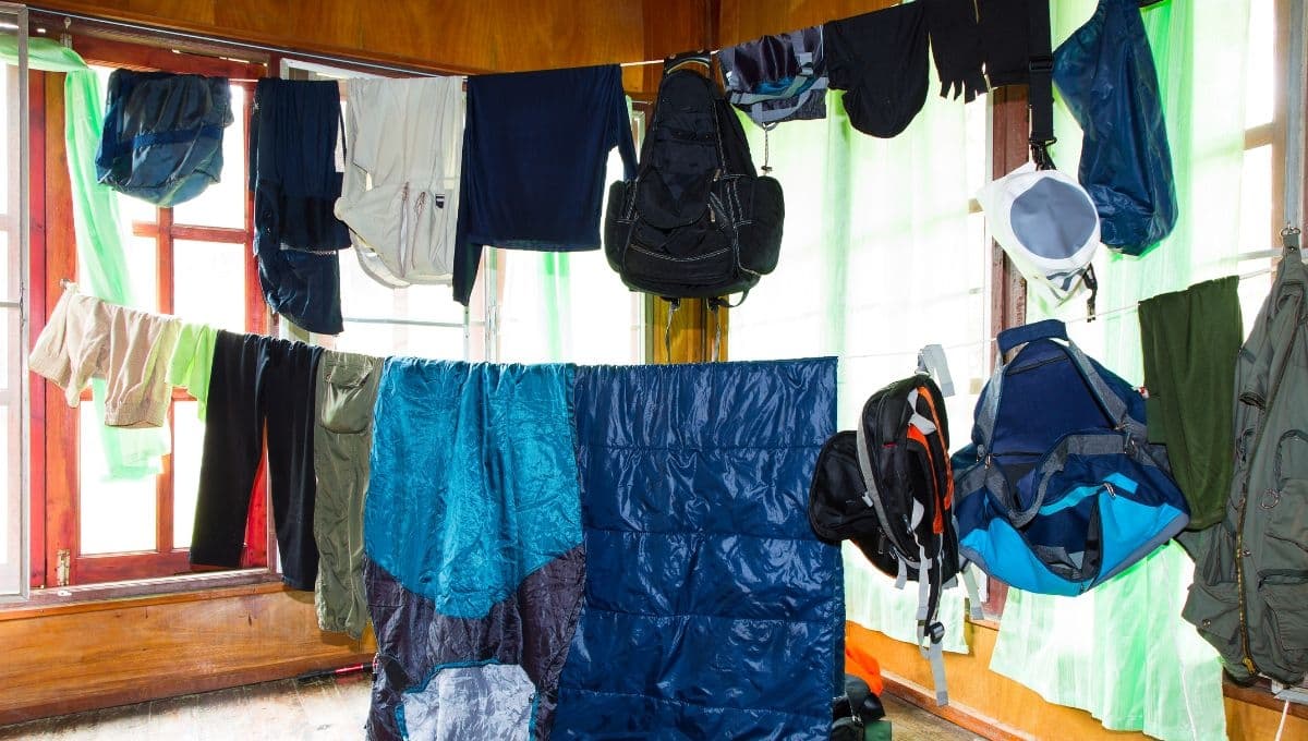 Cómo secar ropa sin secadora en días de lluvia: 3 claves para evitar la humedad