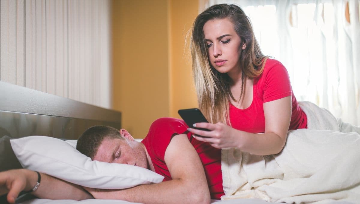 ¿Cómo actúa un hombre cuando le gusta otra mujer? 5 señales que lo delatan